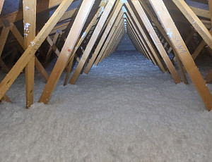 Zateplení stropu novostavby ubytovacího zařízení pomocí foukané izolace